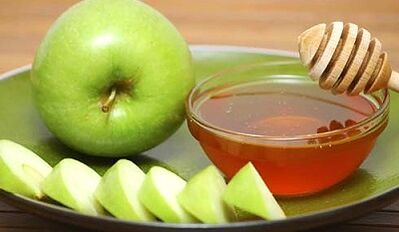 Apple mask to rejuvenate facial skin