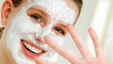 Yeast mask to rejuvenate facial skin